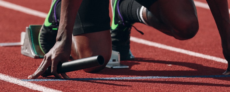 欧洲冠军联赛足球比赛现场直播画面 - 球员正在激烈拼抢