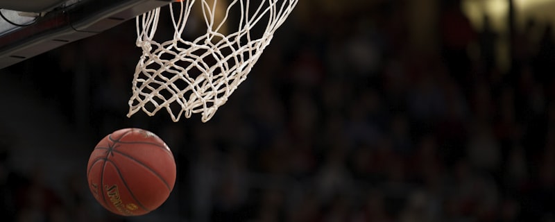 NBA篮球季后赛直播画面 - 球员飞身扣篮瞬间